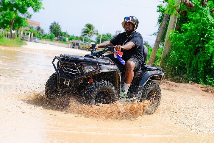 aventura en cuatrimoto 4X4 en punta cana al cenote y playa macao