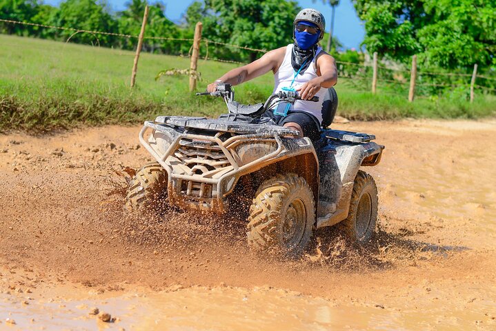 Aventura en ATV 4X4 en Punta Cana al cenote y playa Macao