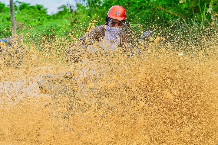 aventura en cuatrimoto 4X4 en punta cana al cenote y playa macao