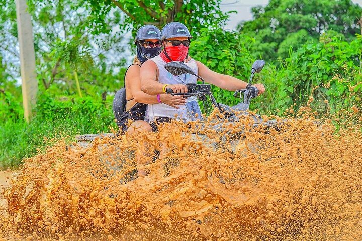 aventura en cuatrimoto 4X4 en punta cana al cenote y playa macao