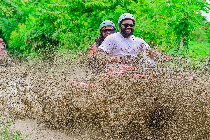 Aventura en ATV 4X4 en Punta Cana al cenote y playa Macao
